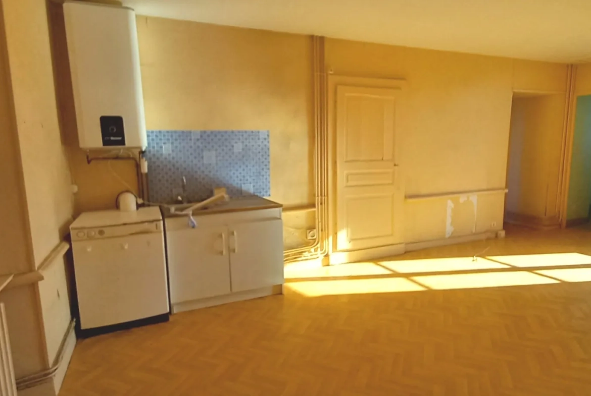 Maison indépendante avec 5 chambres sur terrain de 1964 m² à Saint Sulpice les Champs 