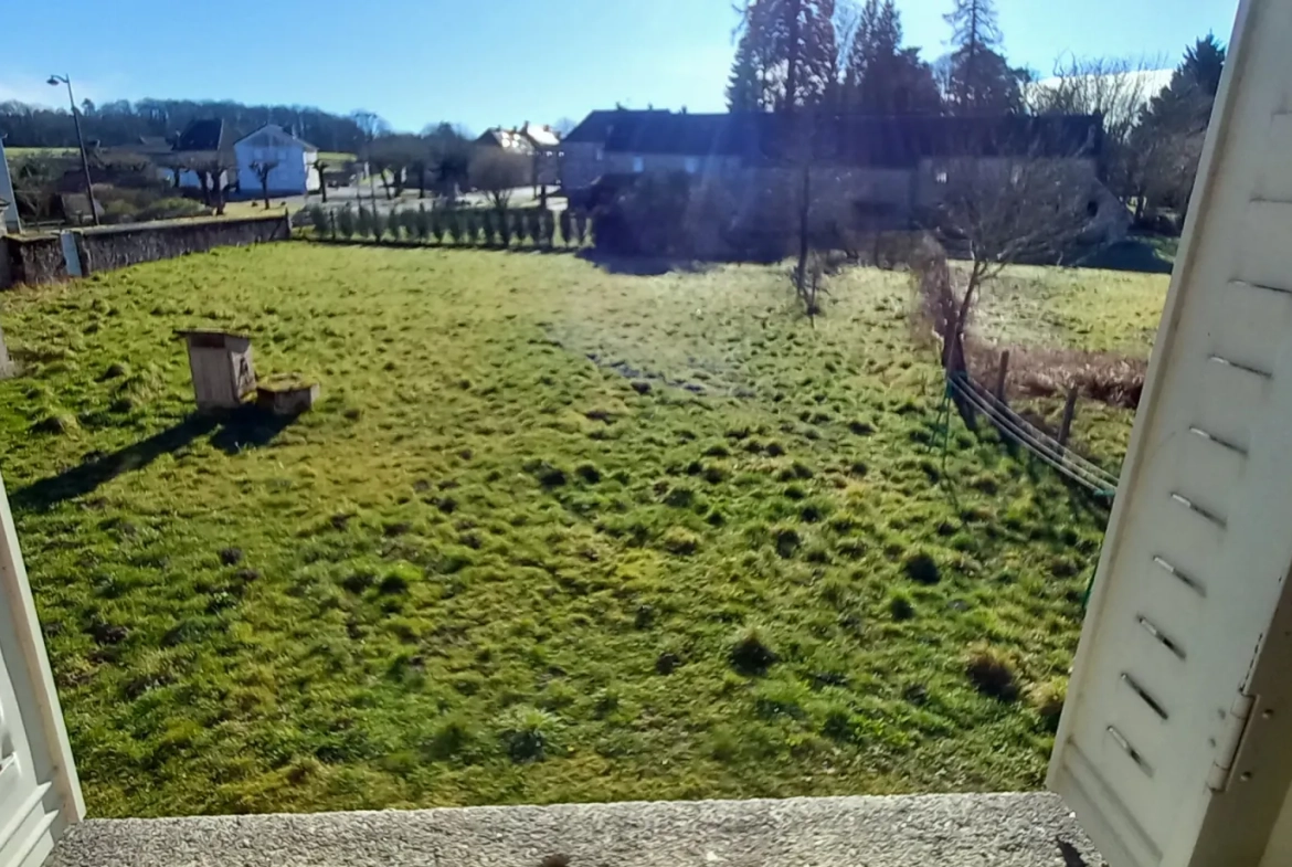 Maison indépendante avec 5 chambres sur terrain de 1964 m² à Saint Sulpice les Champs 