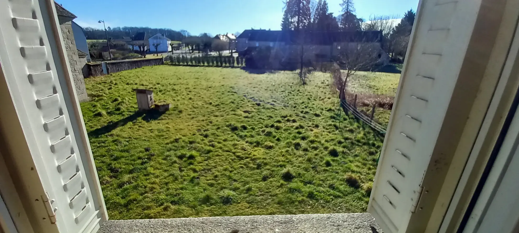 Maison indépendante avec 5 chambres sur terrain de 1964 m² à Saint Sulpice les Champs 