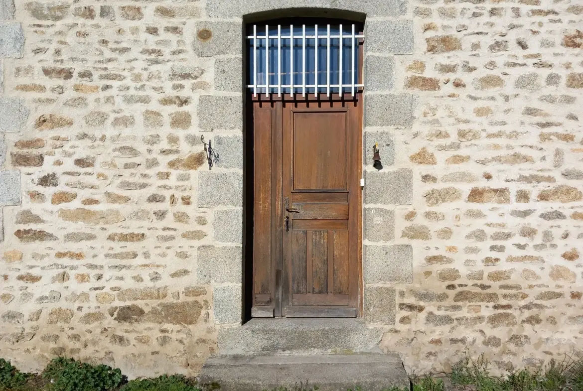 Maison indépendante avec 5 chambres sur terrain de 1964 m² à Saint Sulpice les Champs 