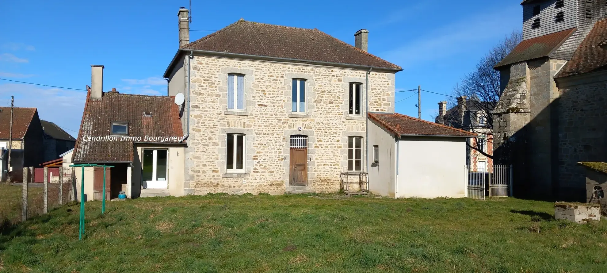 Maison indépendante avec 5 chambres sur terrain de 1964 m² à Saint Sulpice les Champs 