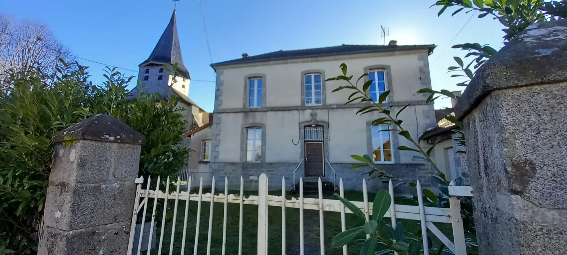 Maison indépendante avec 5 chambres sur terrain de 1964 m² à Saint Sulpice les Champs 