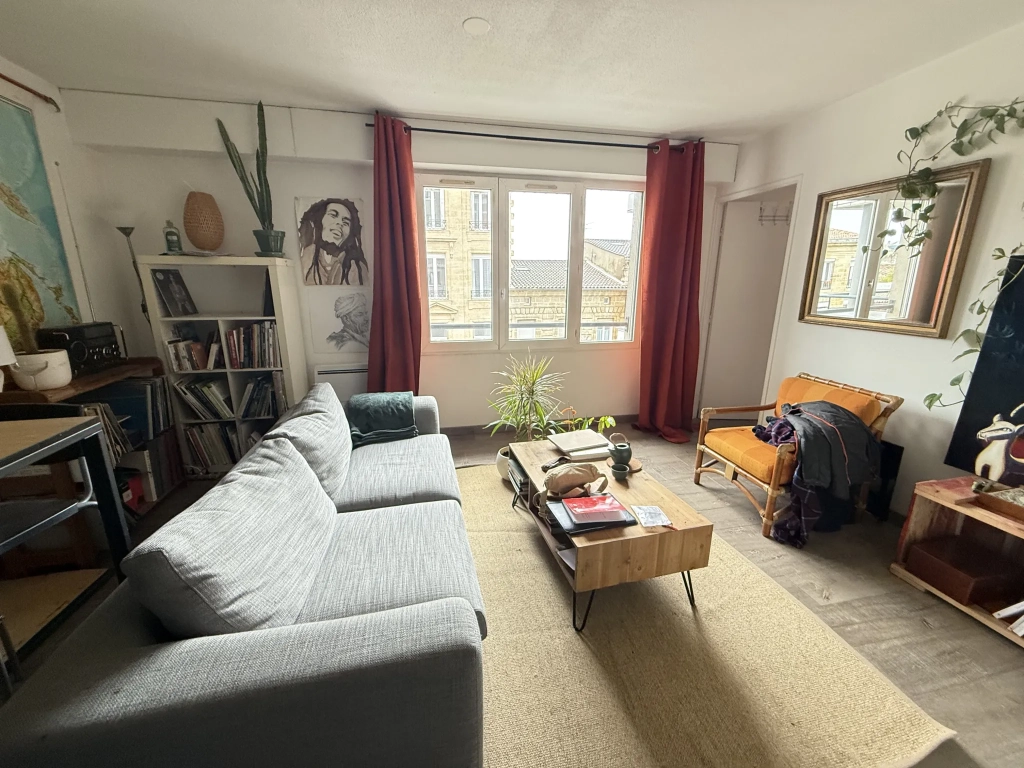 Appartement T2 à Bordeaux avec grand balcon et parking, proche des Capucins