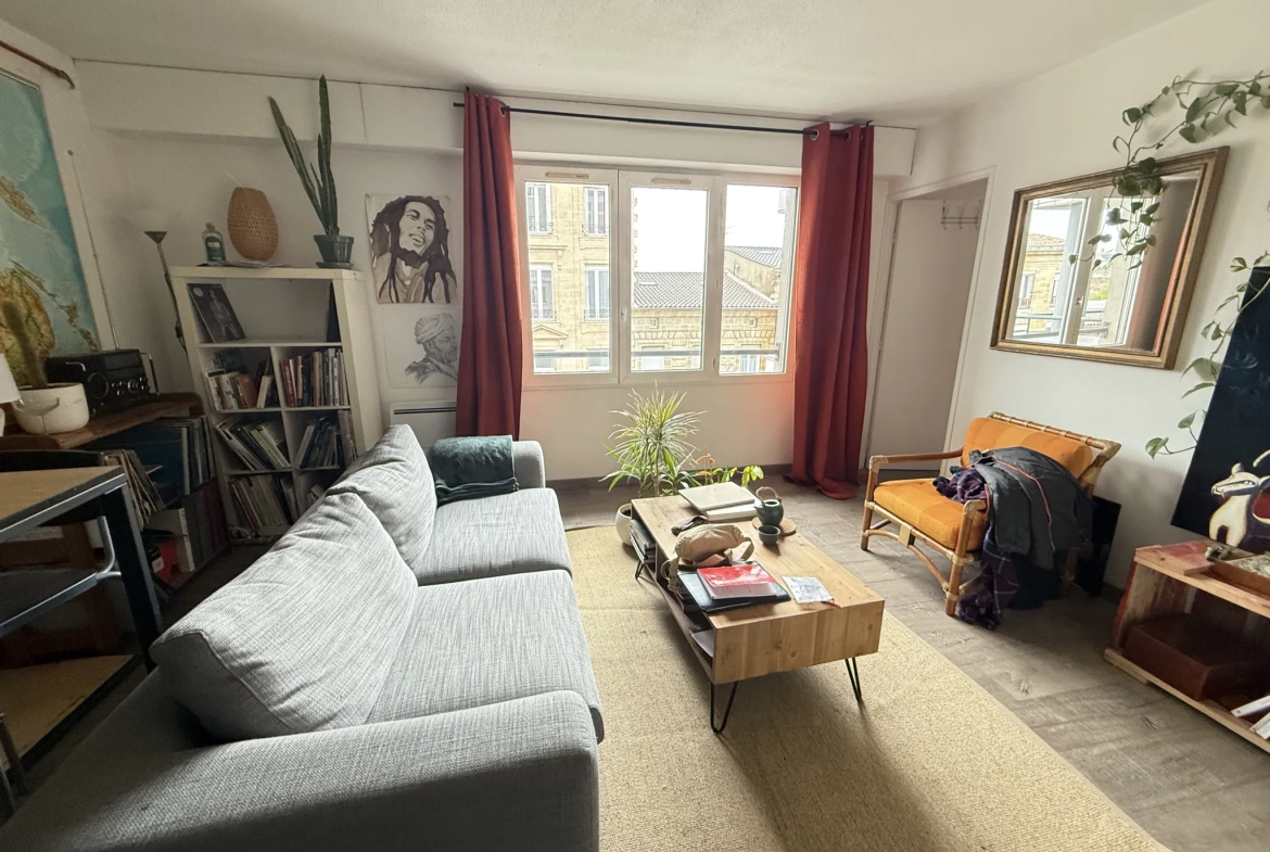 Appartement T2 à Bordeaux avec grand balcon et parking, proche des Capucins 