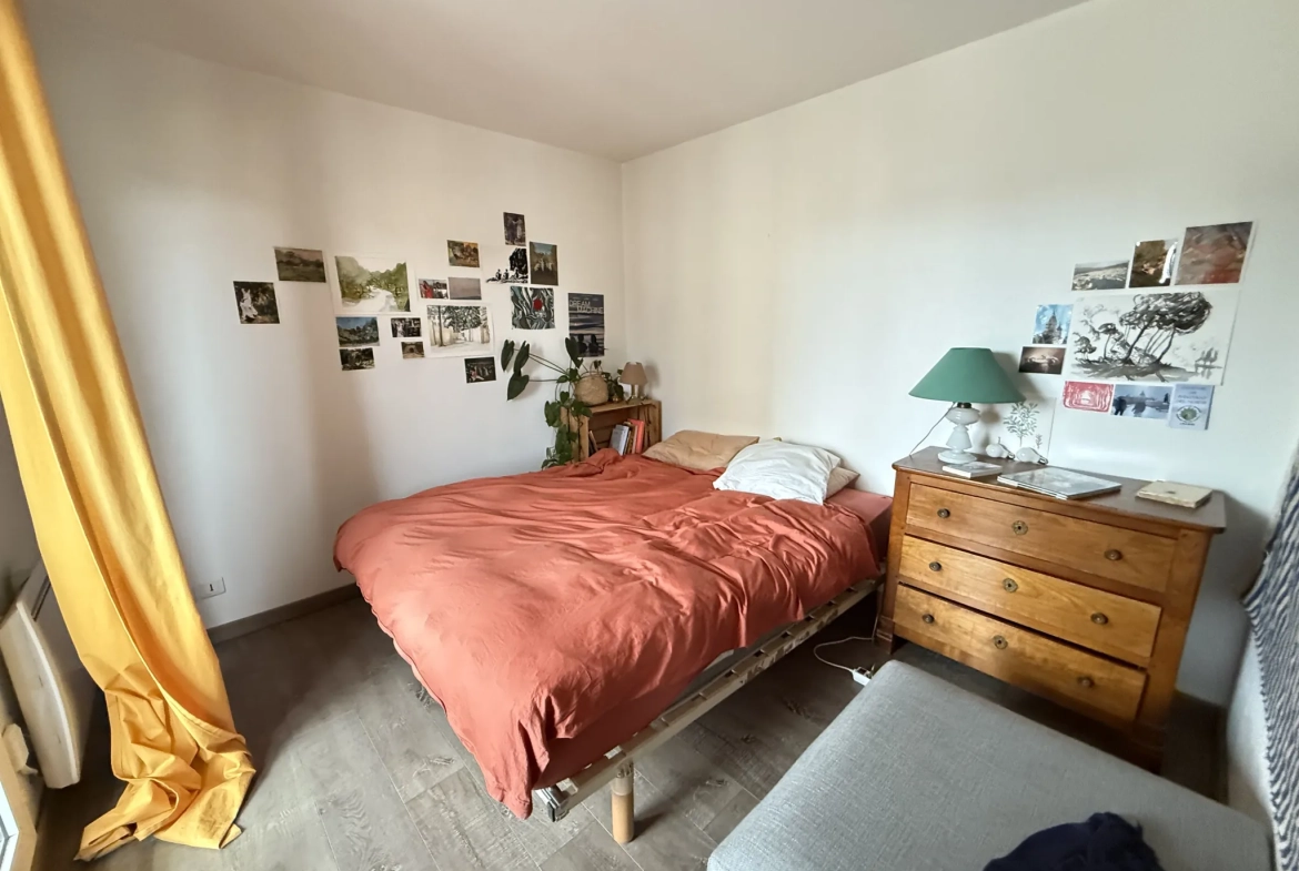 Appartement T2 à Bordeaux avec grand balcon et parking, proche des Capucins 