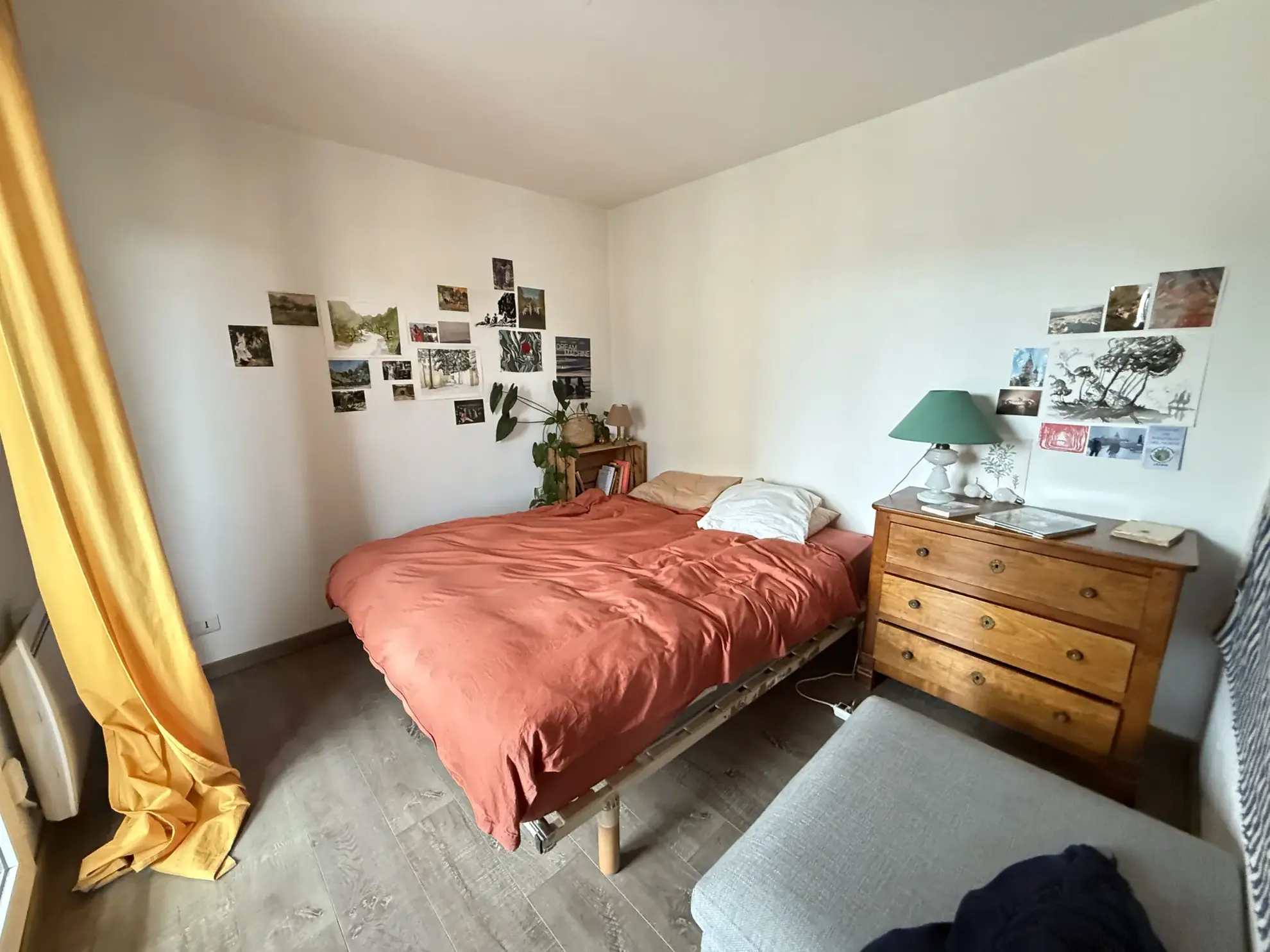 Appartement T2 à Bordeaux avec grand balcon et parking, proche des Capucins 