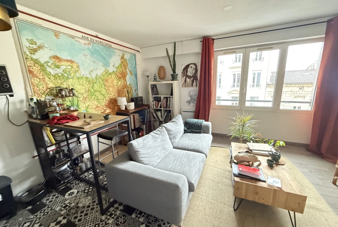 Appartement T2 à Bordeaux avec grand balcon et parking, proche des Capucins 