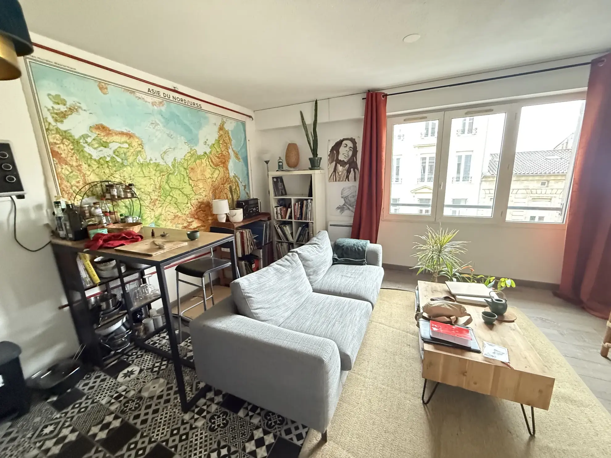 Appartement T2 à Bordeaux avec grand balcon et parking, proche des Capucins 