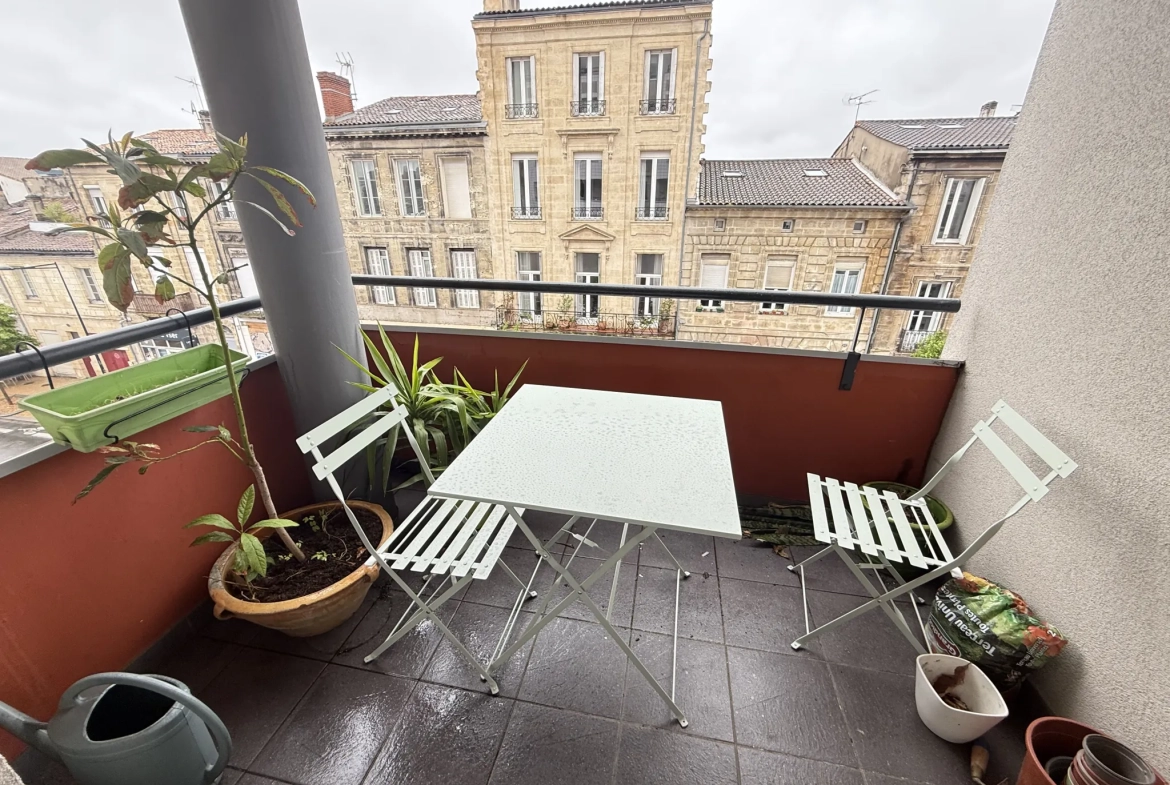 Appartement T2 à Bordeaux avec grand balcon et parking, proche des Capucins 