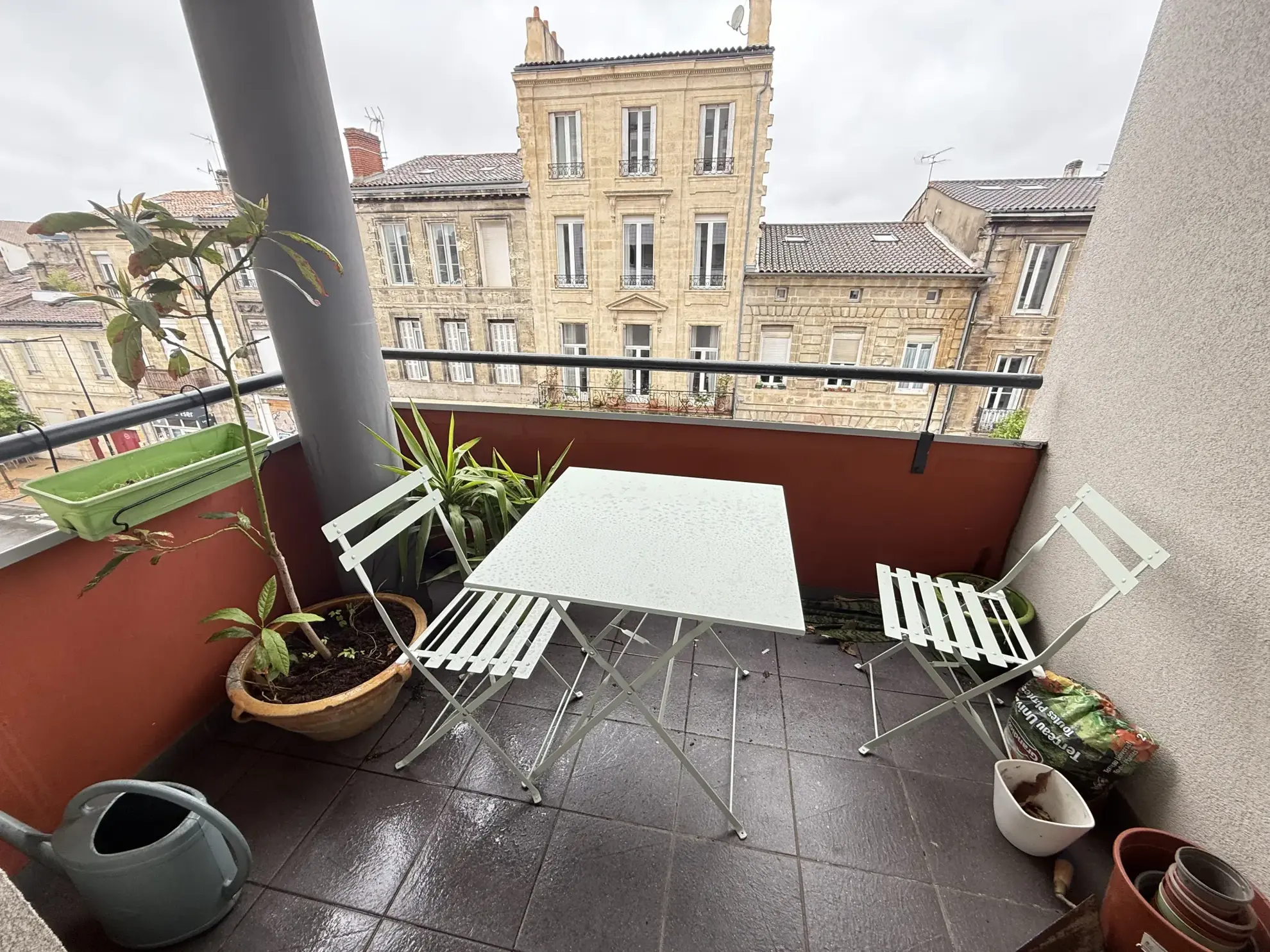 Appartement T2 à Bordeaux avec grand balcon et parking, proche des Capucins 