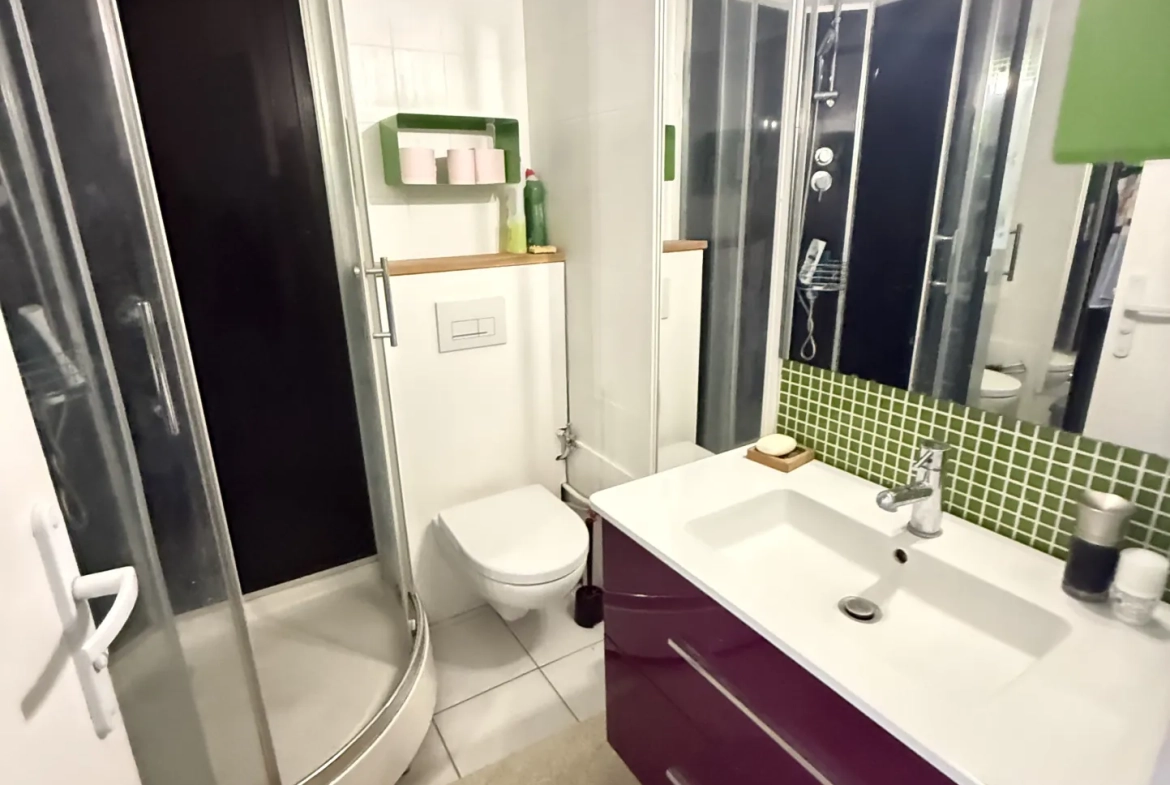 Appartement T2 à Bordeaux avec grand balcon et parking, proche des Capucins 