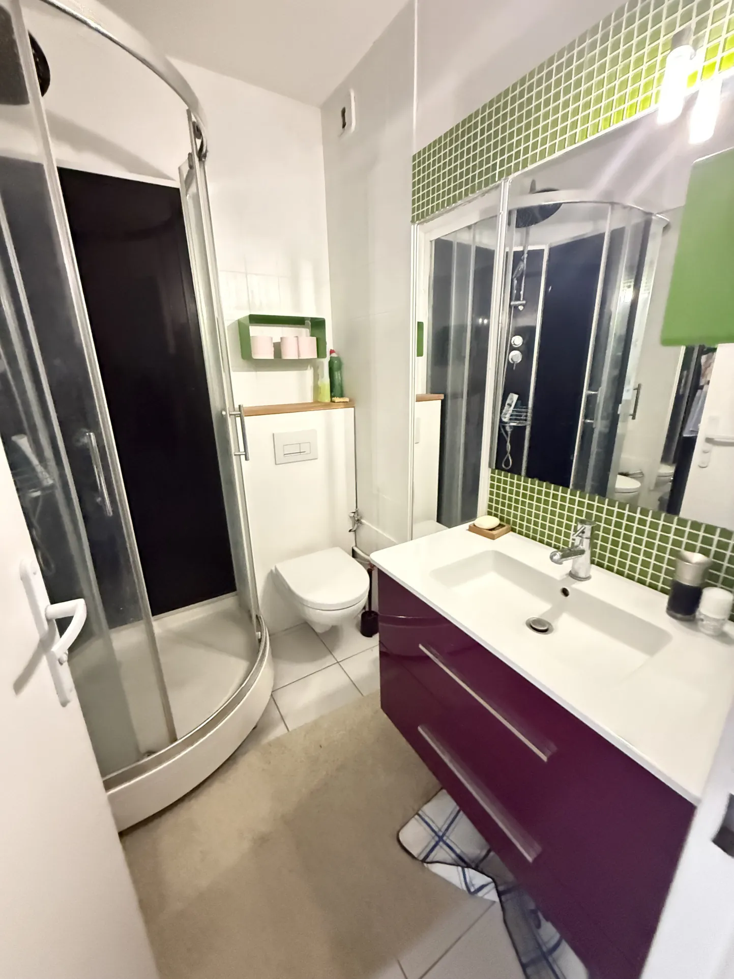 Appartement T2 à Bordeaux avec grand balcon et parking, proche des Capucins 
