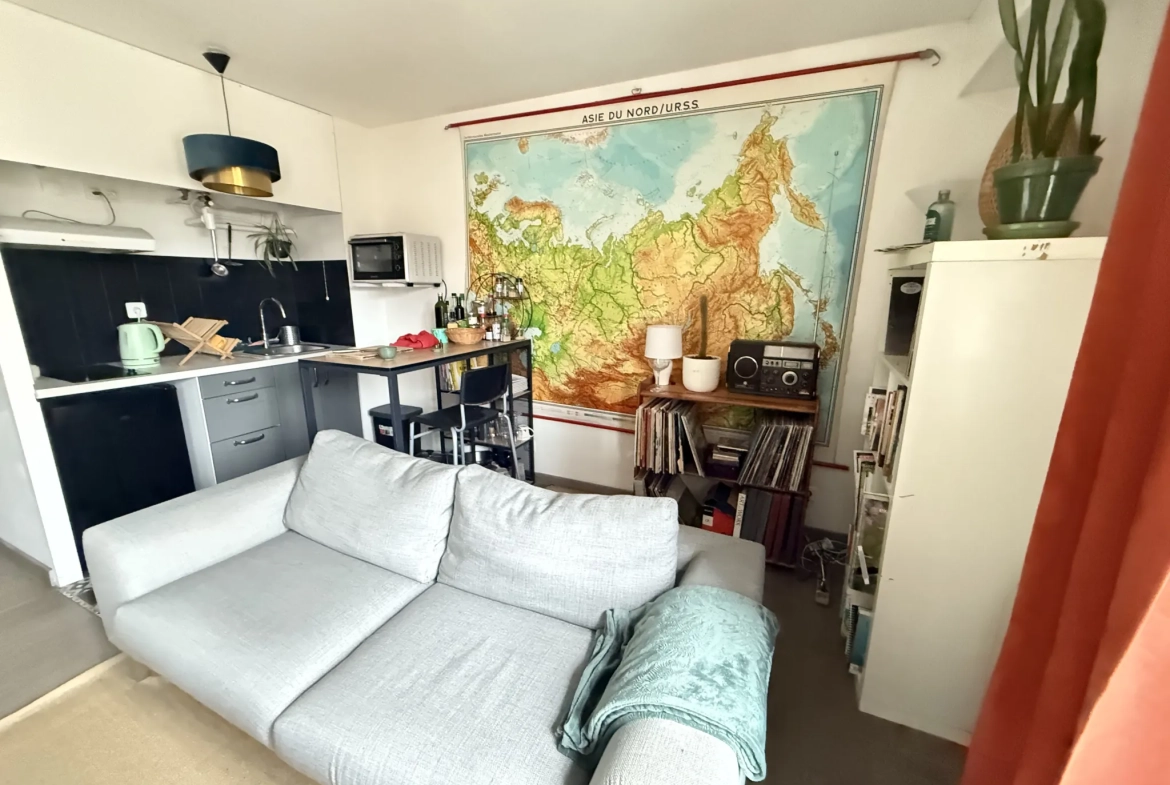 Appartement T2 à Bordeaux avec grand balcon et parking, proche des Capucins 
