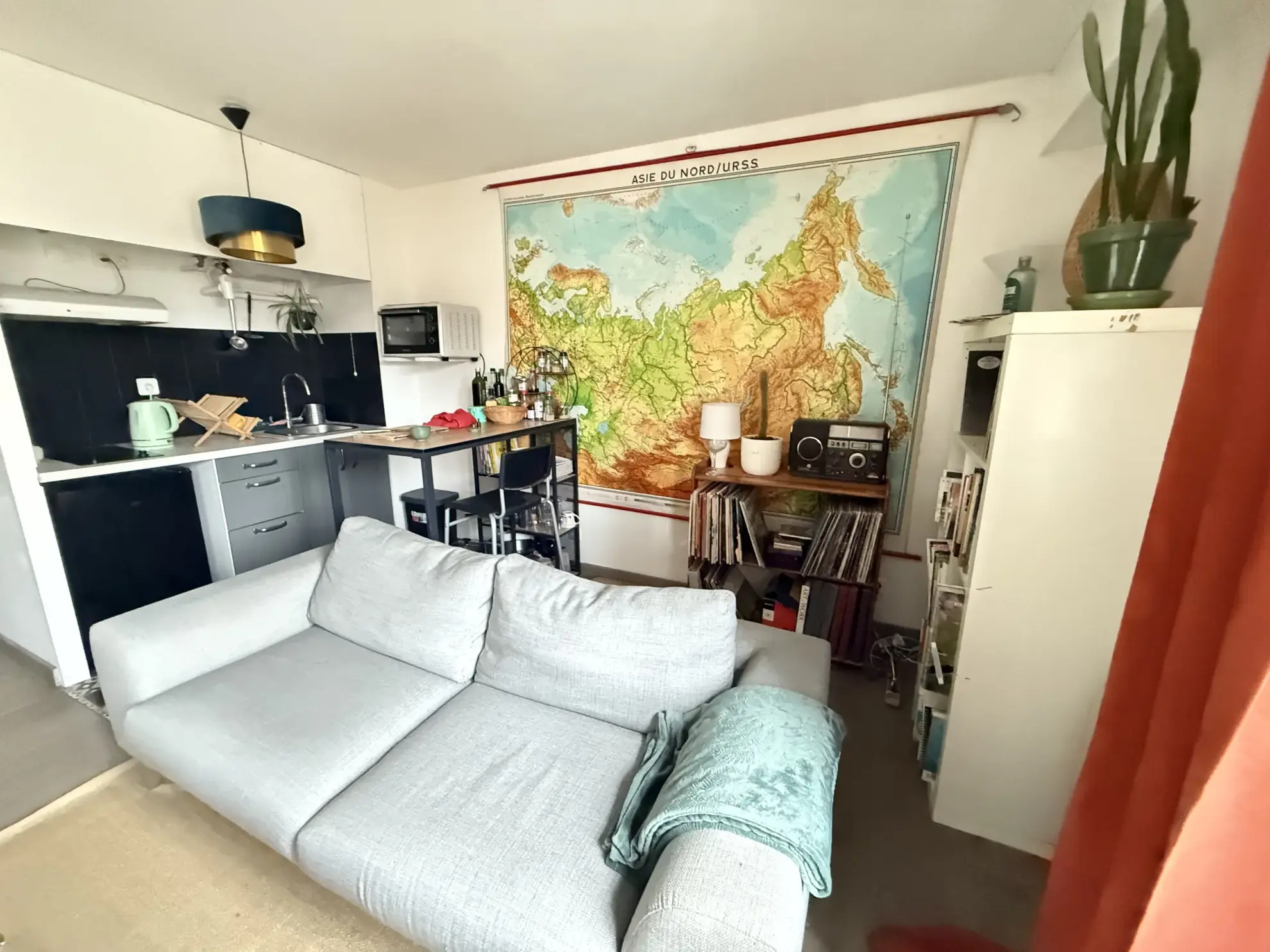 Appartement T2 à Bordeaux avec grand balcon et parking, proche des Capucins 