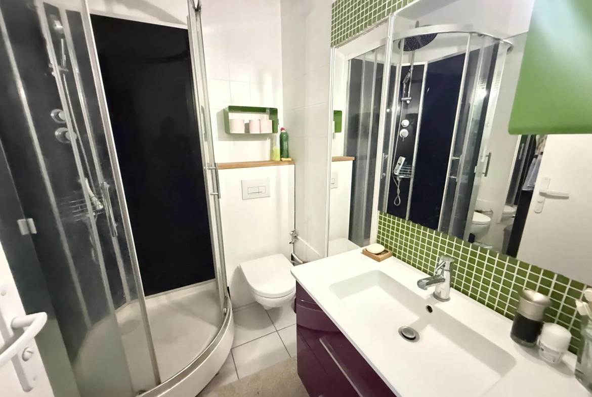 Appartement T2 à Bordeaux avec grand balcon et parking, proche des Capucins 