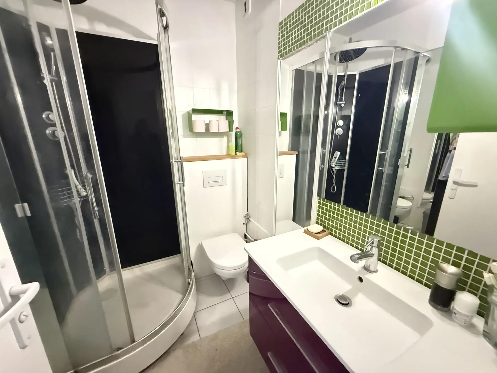 Appartement T2 à Bordeaux avec grand balcon et parking, proche des Capucins 