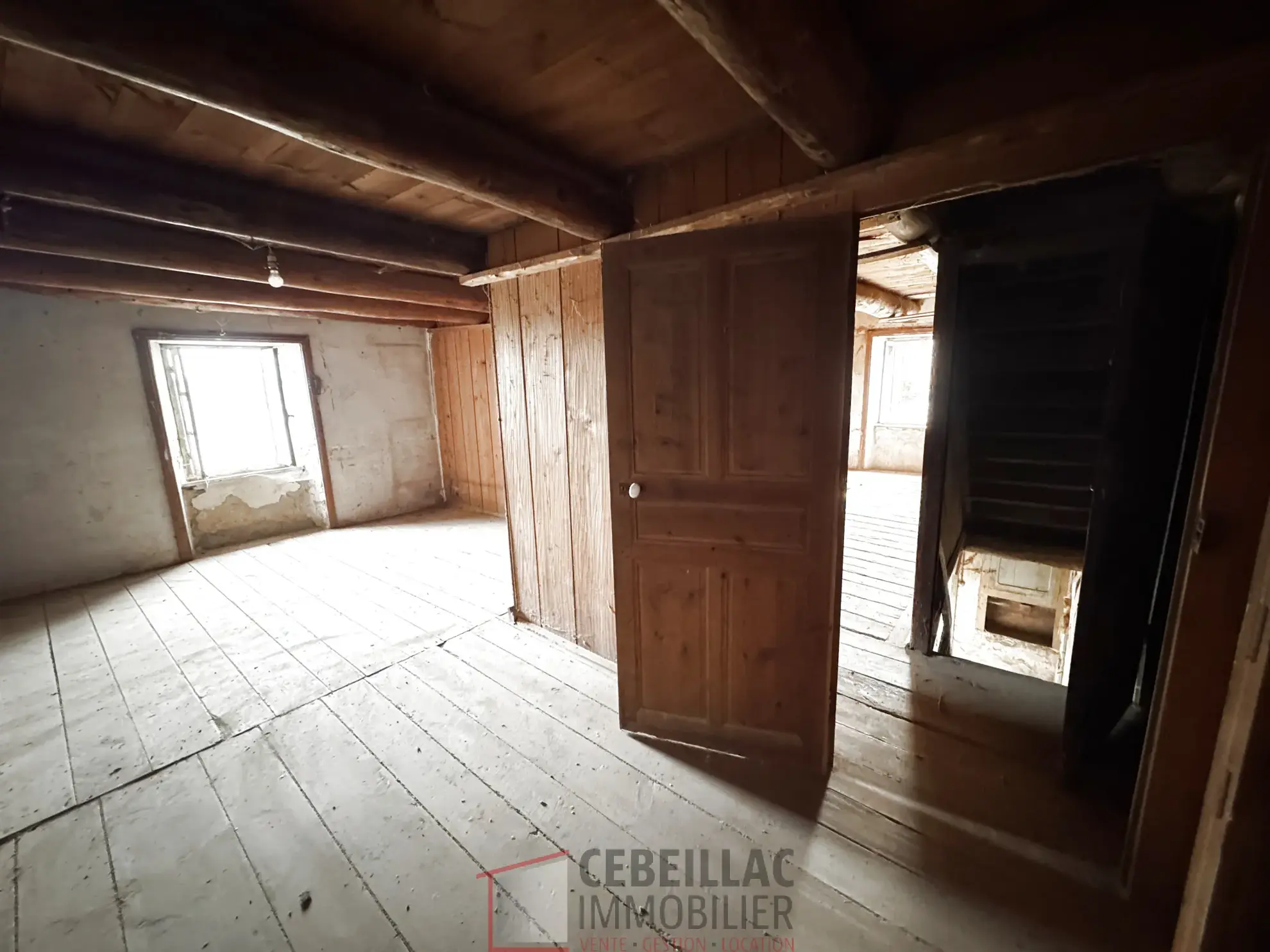 Corps de ferme à rénover à Lastic - 454 m² de terrain, potentiel immobilier 