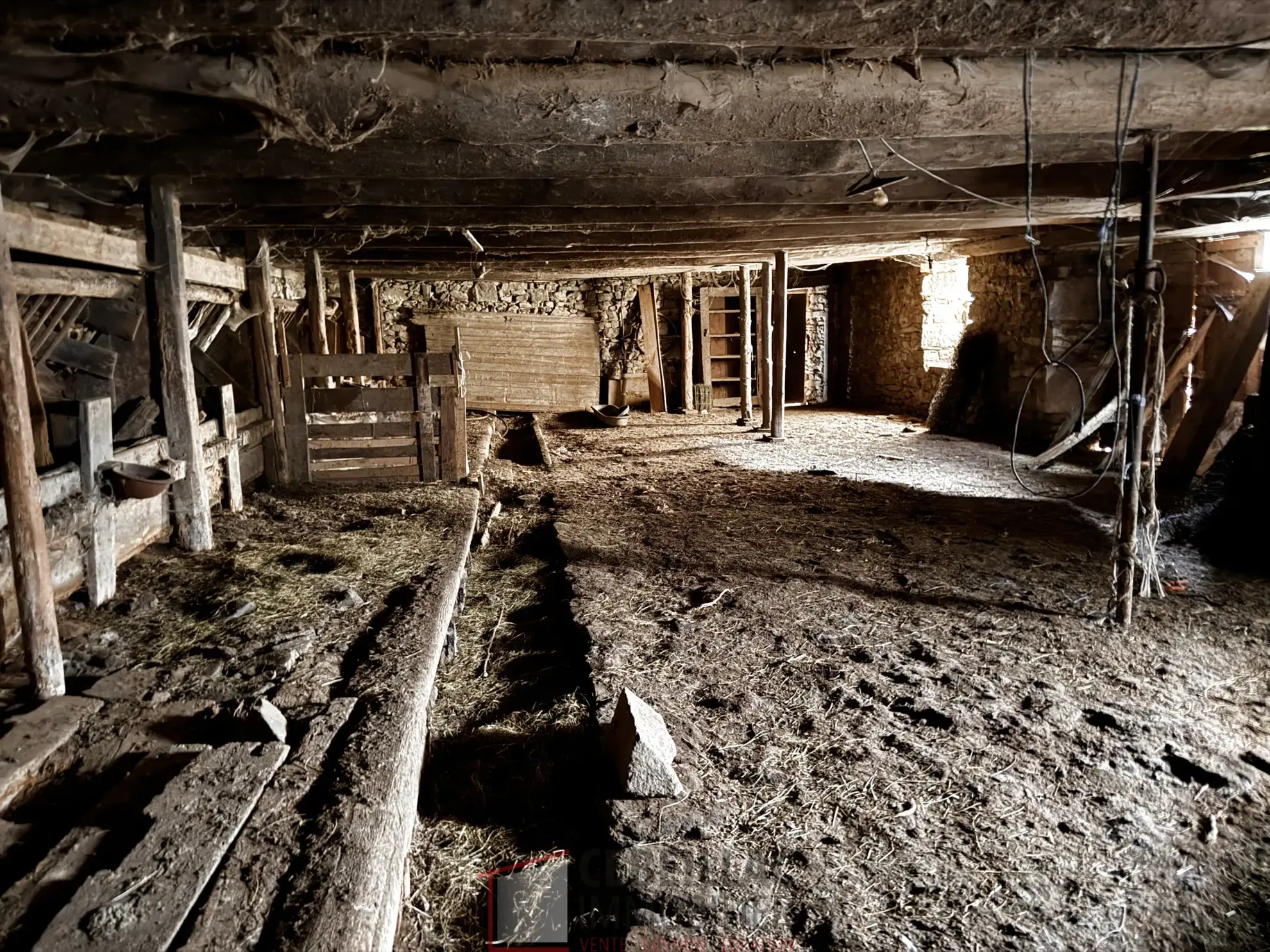 Corps de ferme à rénover à Lastic - 454 m² de terrain, potentiel immobilier 