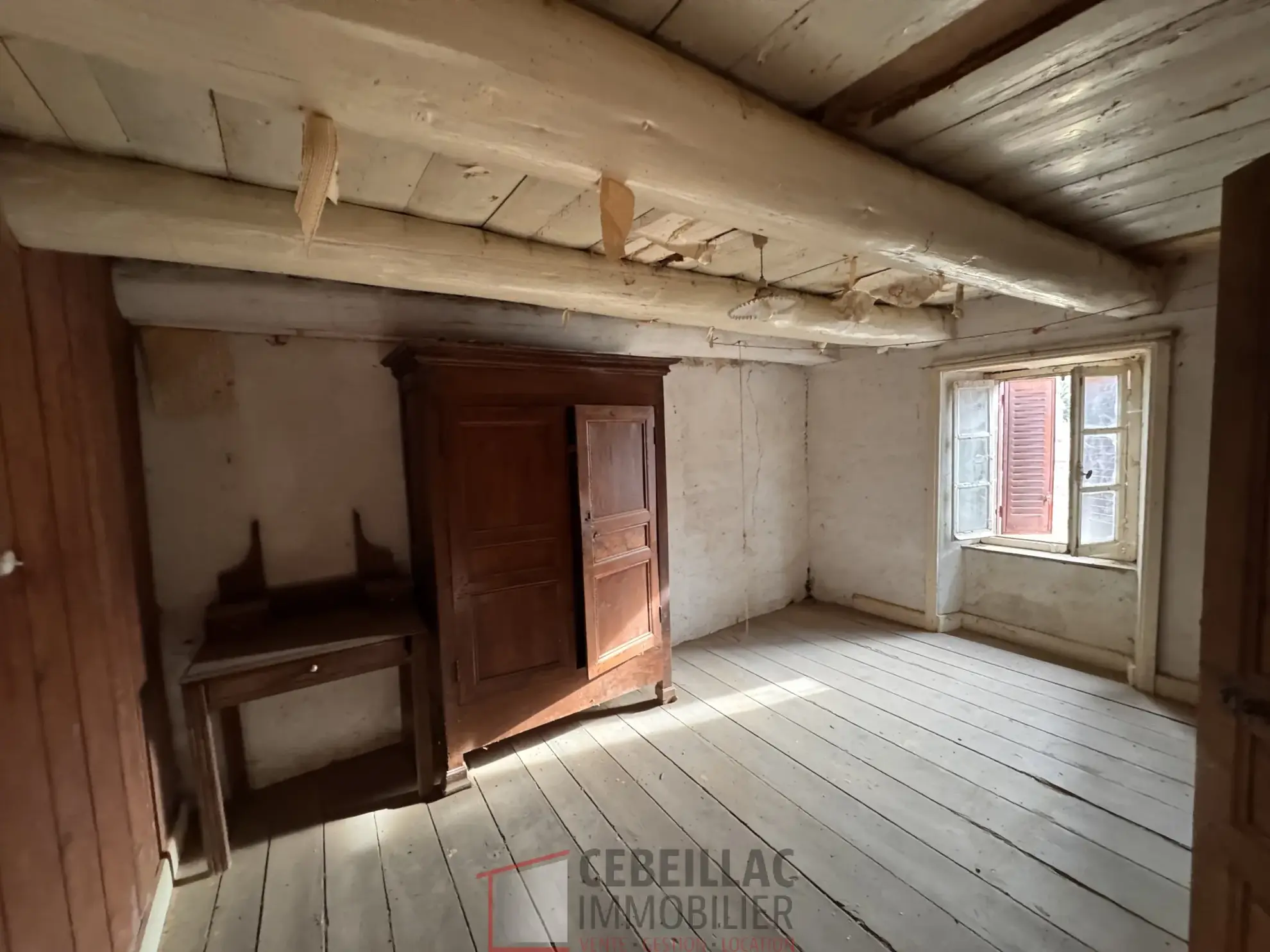 Corps de ferme à rénover à Lastic - 454 m² de terrain, potentiel immobilier 