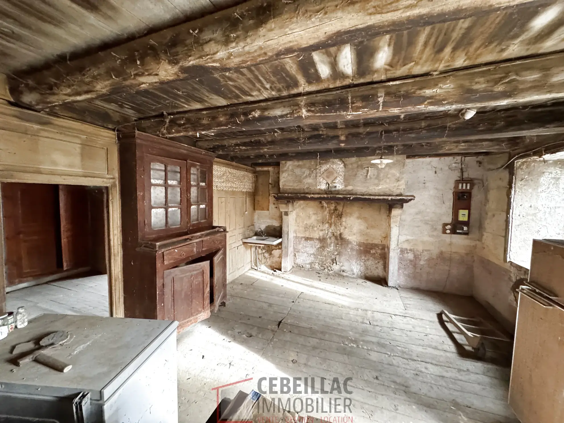 Corps de ferme à rénover à Lastic - 454 m² de terrain, potentiel immobilier 