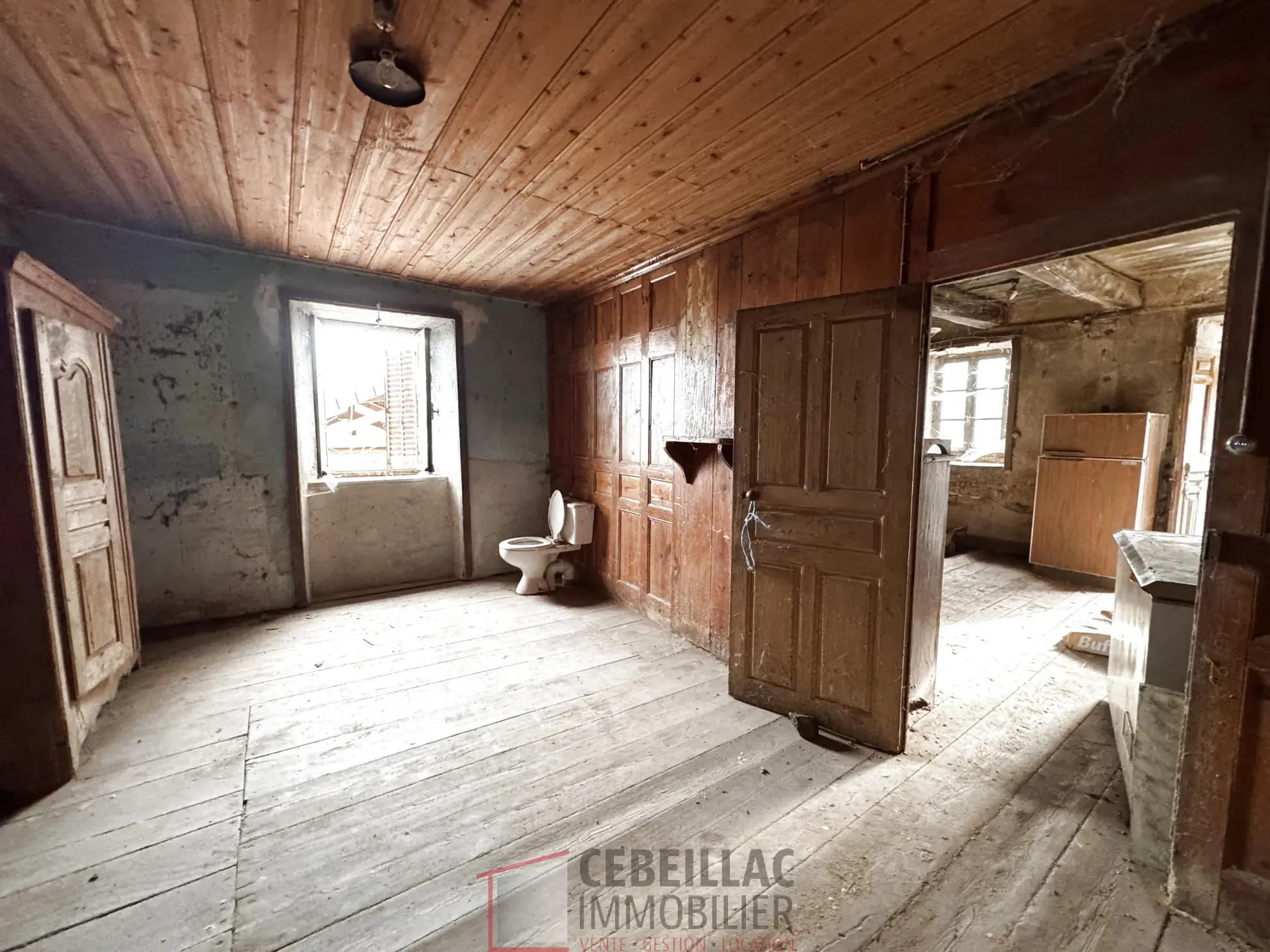 Corps de ferme à rénover à Lastic - 454 m² de terrain, potentiel immobilier 