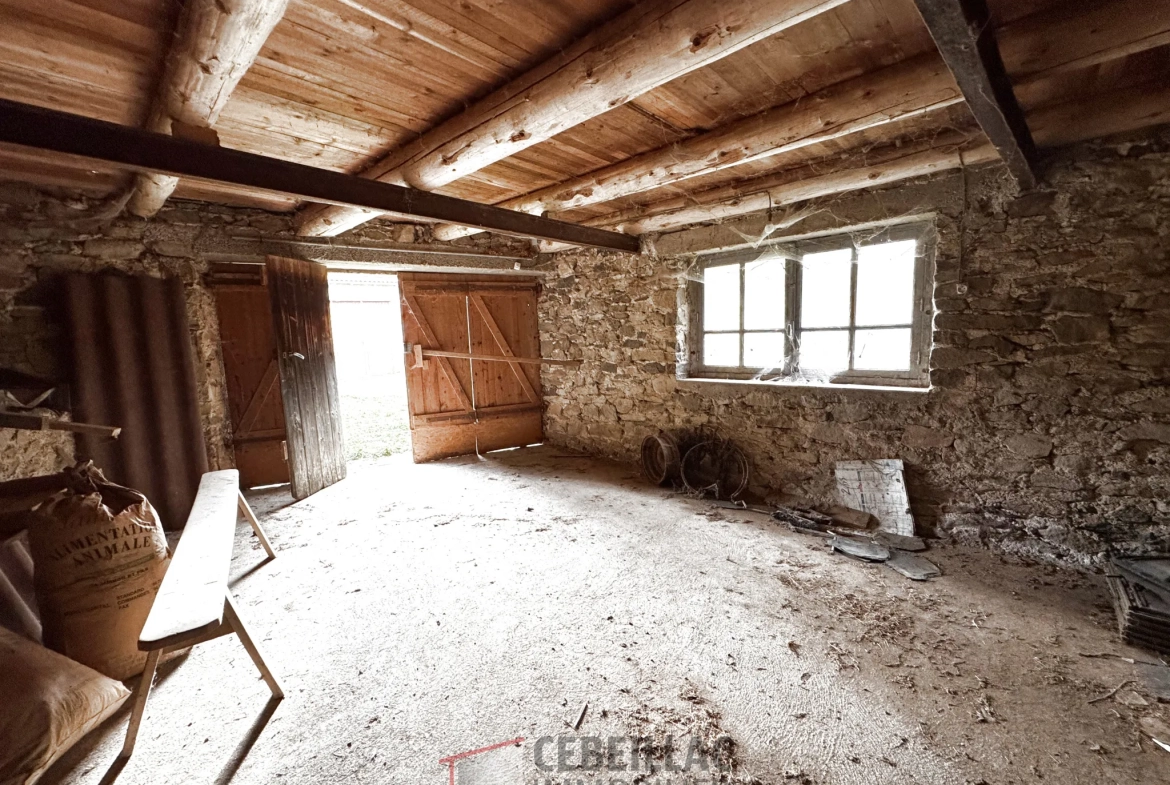 Corps de ferme à rénover à Lastic - 454 m² de terrain, potentiel immobilier 