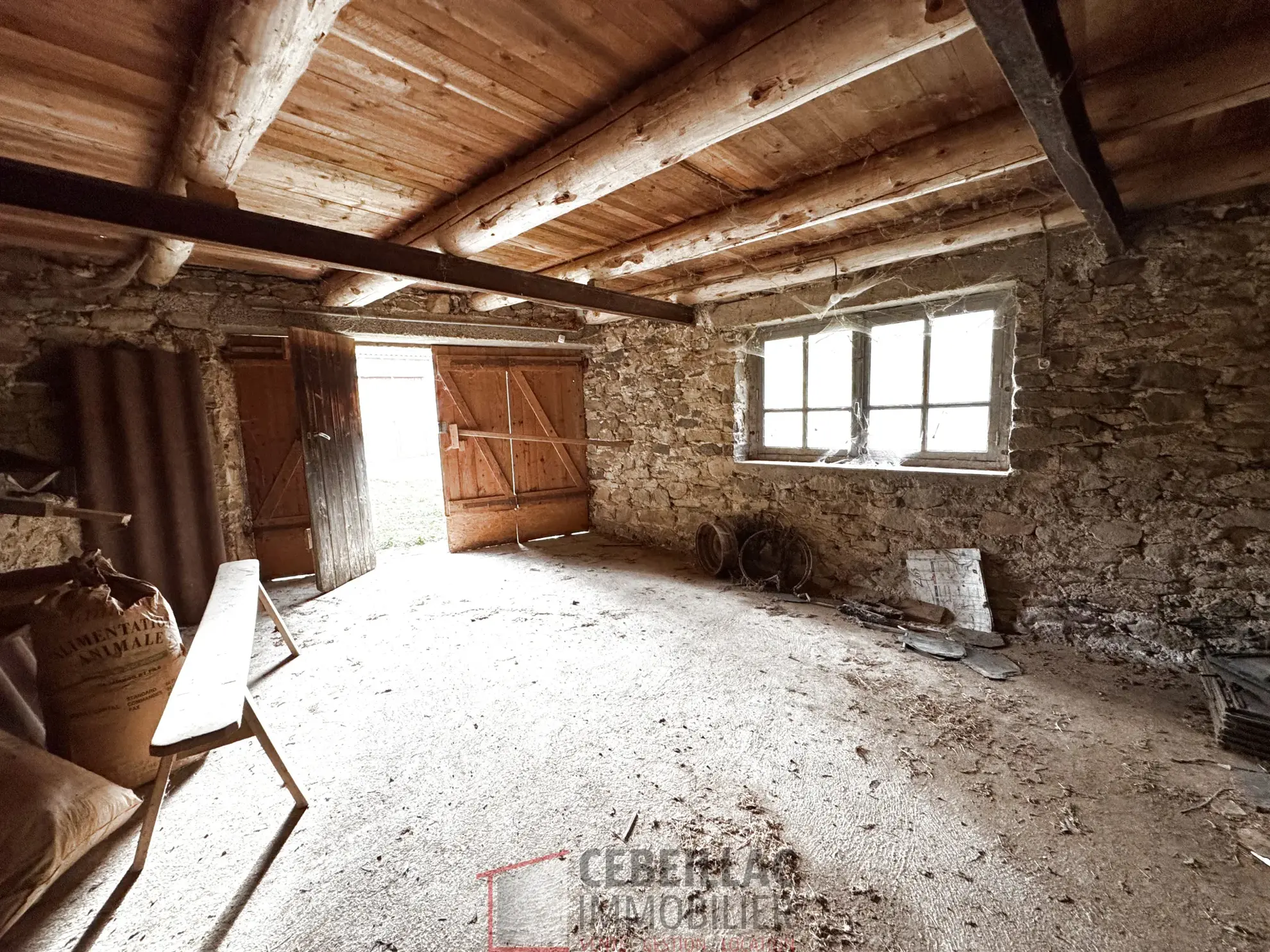 Corps de ferme à rénover à Lastic - 454 m² de terrain, potentiel immobilier 