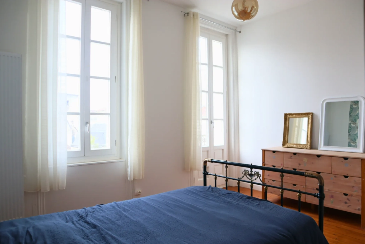 Maison de ville à Cognac avec 4 chambres, cour et cave 