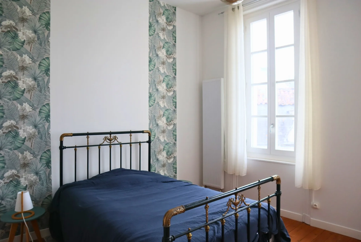 Maison de ville à Cognac avec 4 chambres, cour et cave 