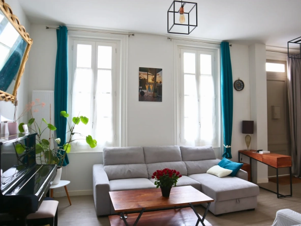 Maison de ville à Cognac avec 4 chambres, cour et cave