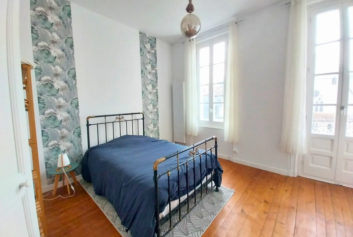 Maison de ville à Cognac avec 4 chambres, cour et cave 