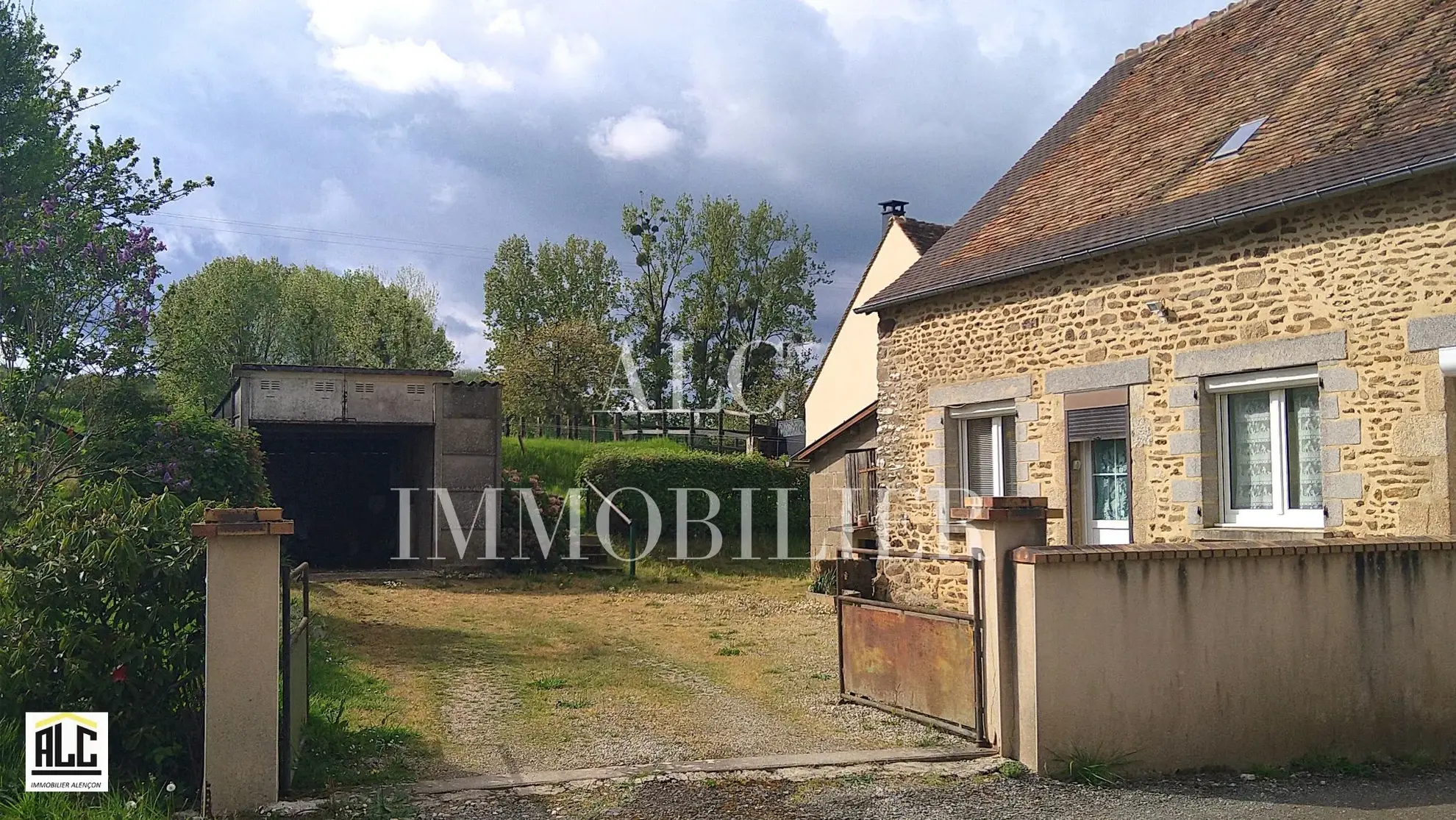 Maison de 50 m² à Ravigny avec garage et terrain clos 