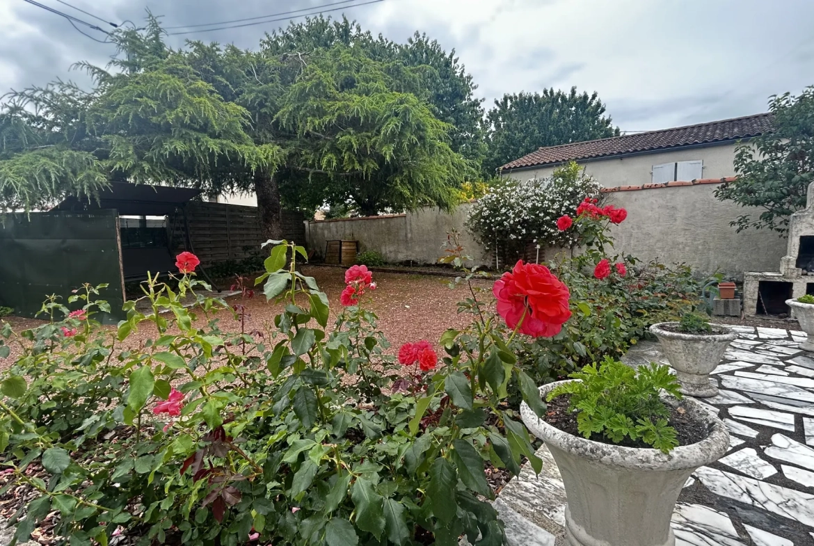 Maison de plain-pied à Frontenay-Rohan-Rohan avec grand jardin et garage 