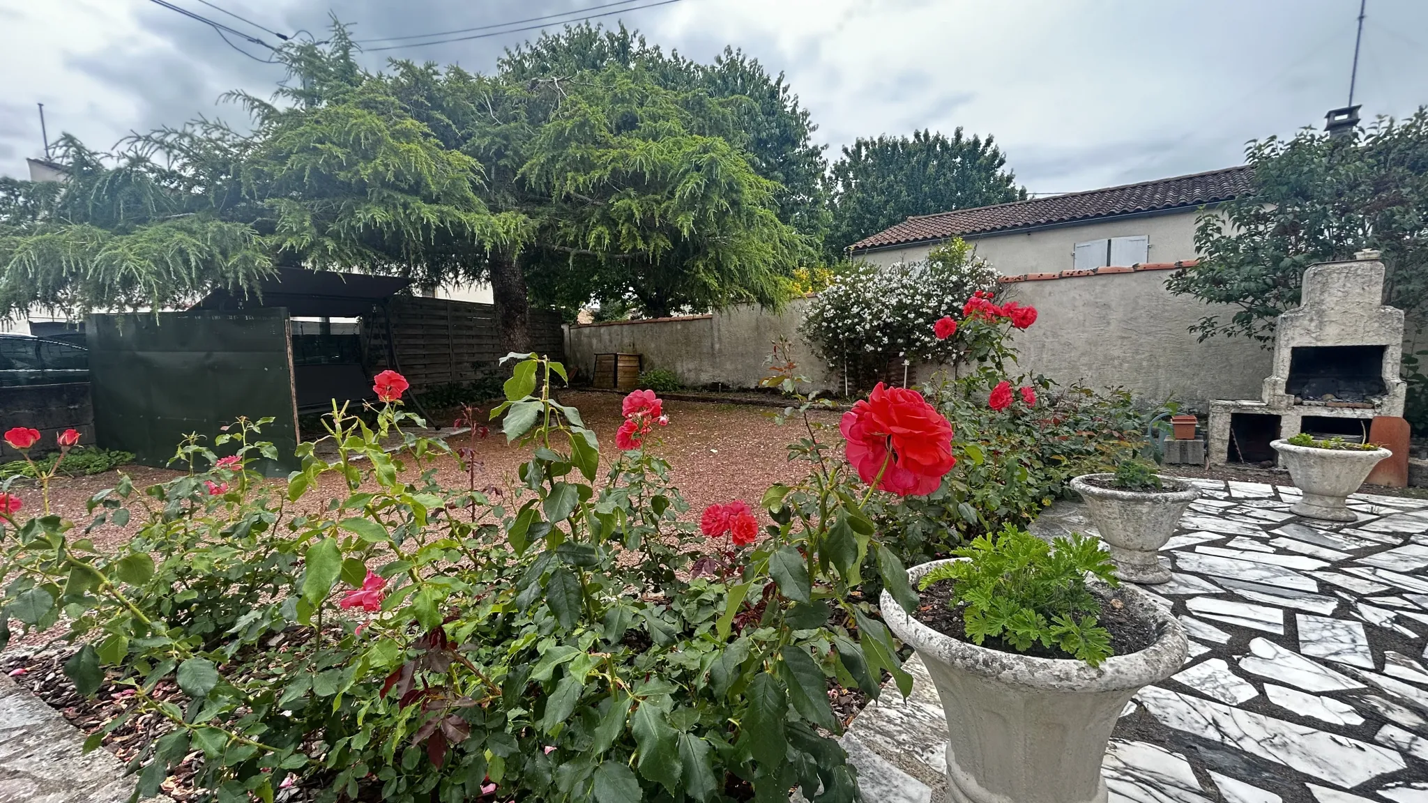 Maison de plain-pied à Frontenay-Rohan-Rohan avec grand jardin et garage 