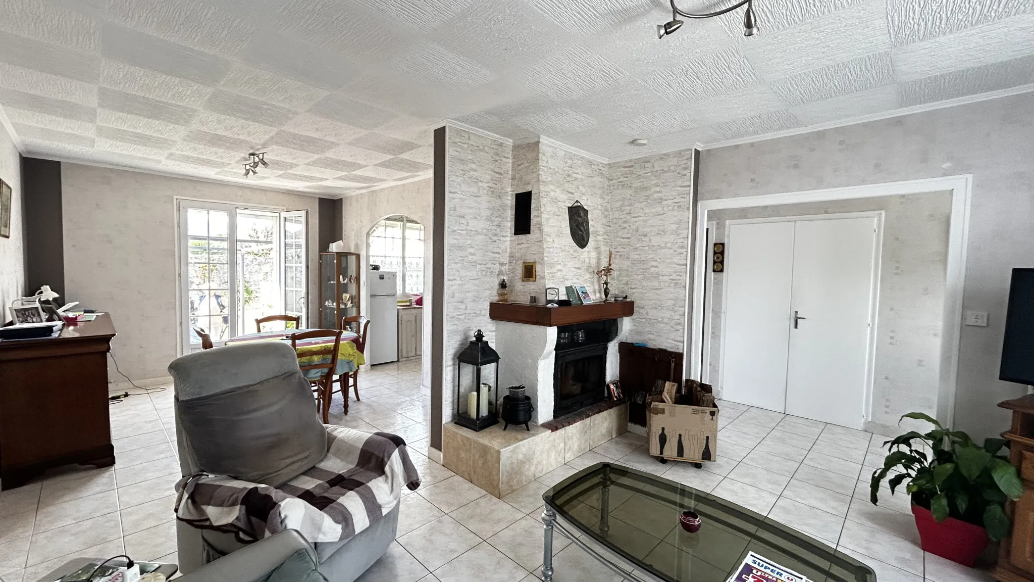 Maison de plain-pied à Frontenay-Rohan-Rohan avec grand jardin et garage 