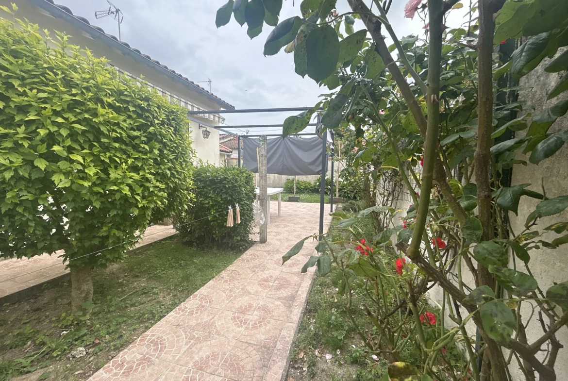 Maison de plain-pied à Frontenay-Rohan-Rohan avec grand jardin et garage 