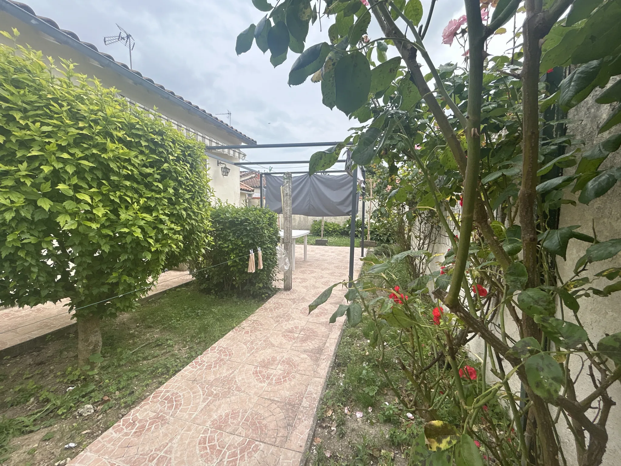 Maison de plain-pied à Frontenay-Rohan-Rohan avec grand jardin et garage 