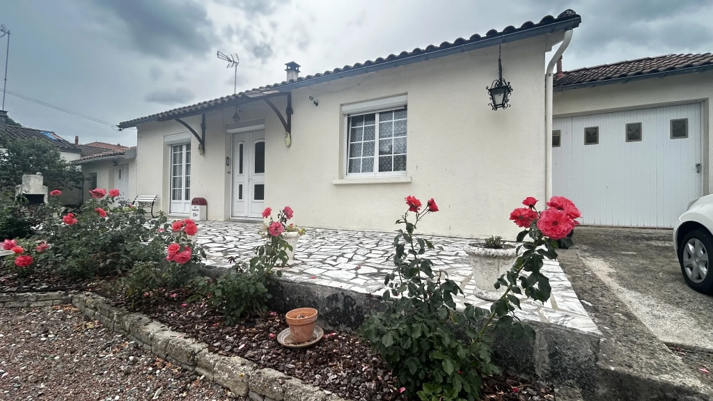 Maison de plain-pied à Frontenay-Rohan-Rohan avec jardin et garage