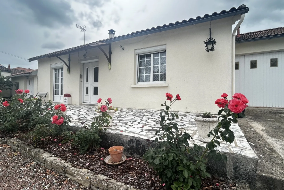 Maison de plain-pied à Frontenay-Rohan-Rohan avec grand jardin et garage 