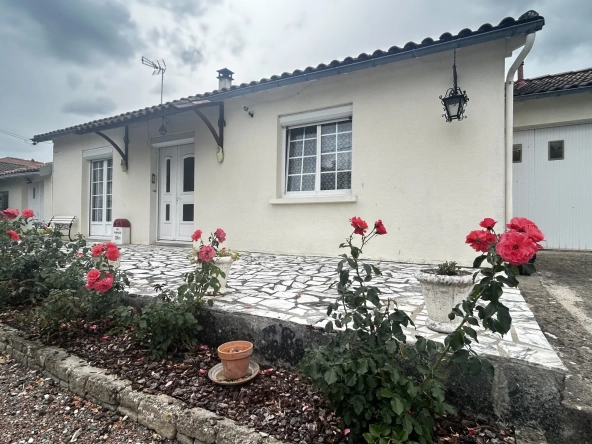 Maison de plain-pied à Frontenay-Rohan-Rohan avec jardin et garage