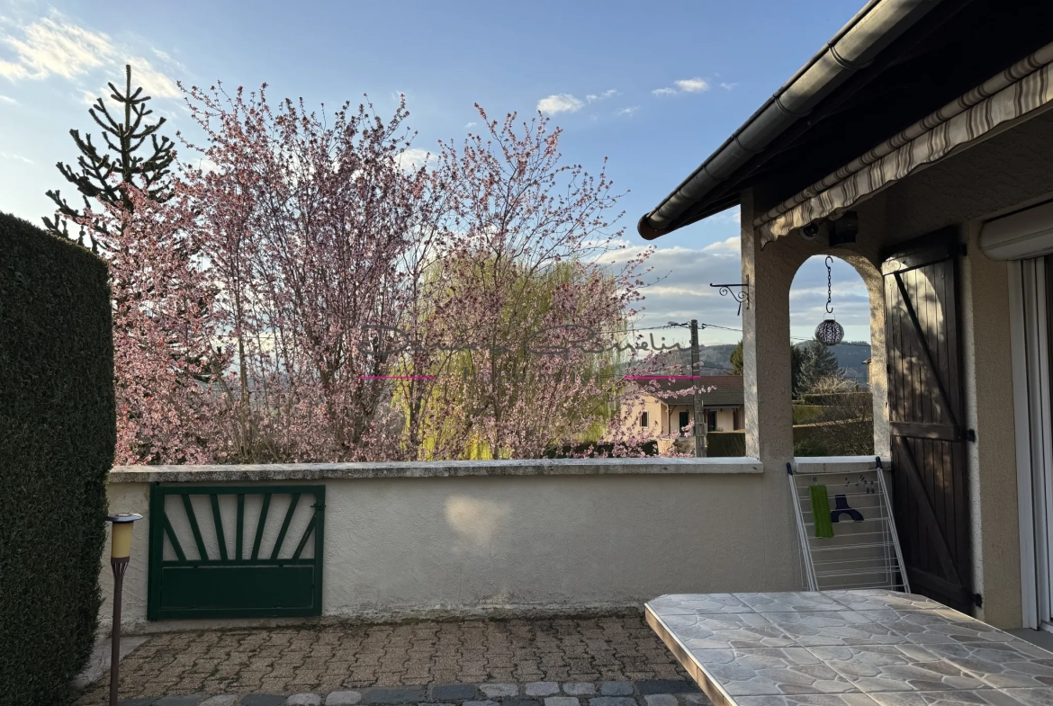 Villa familiale avec terrain de 1414 m² à Cours-la-Ville 
