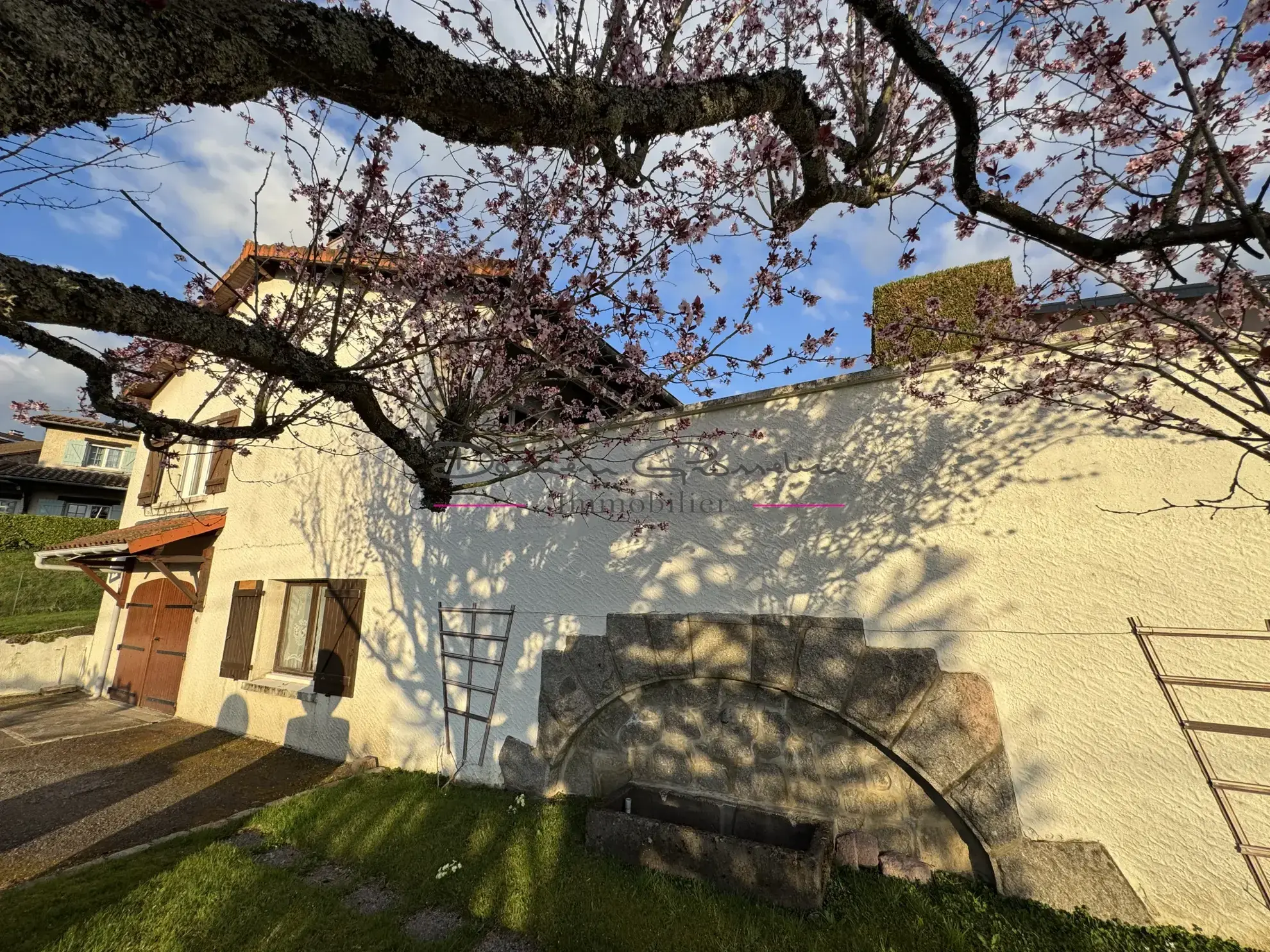 Villa familiale avec terrain de 1414 m² à Cours-la-Ville 
