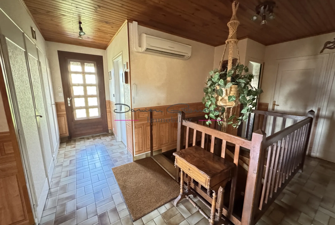 Villa familiale avec terrain de 1414 m² à Cours-la-Ville 