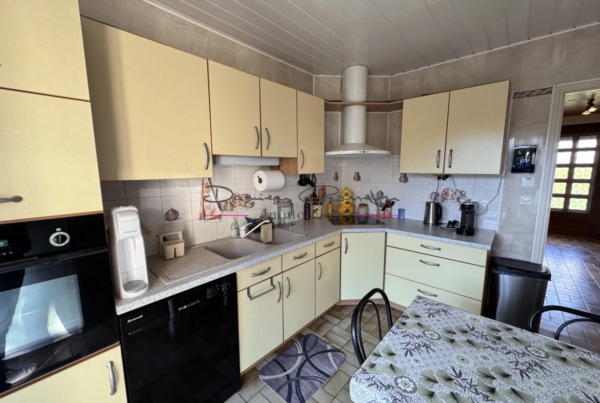 Villa familiale avec terrain de 1414 m² à Cours-la-Ville 