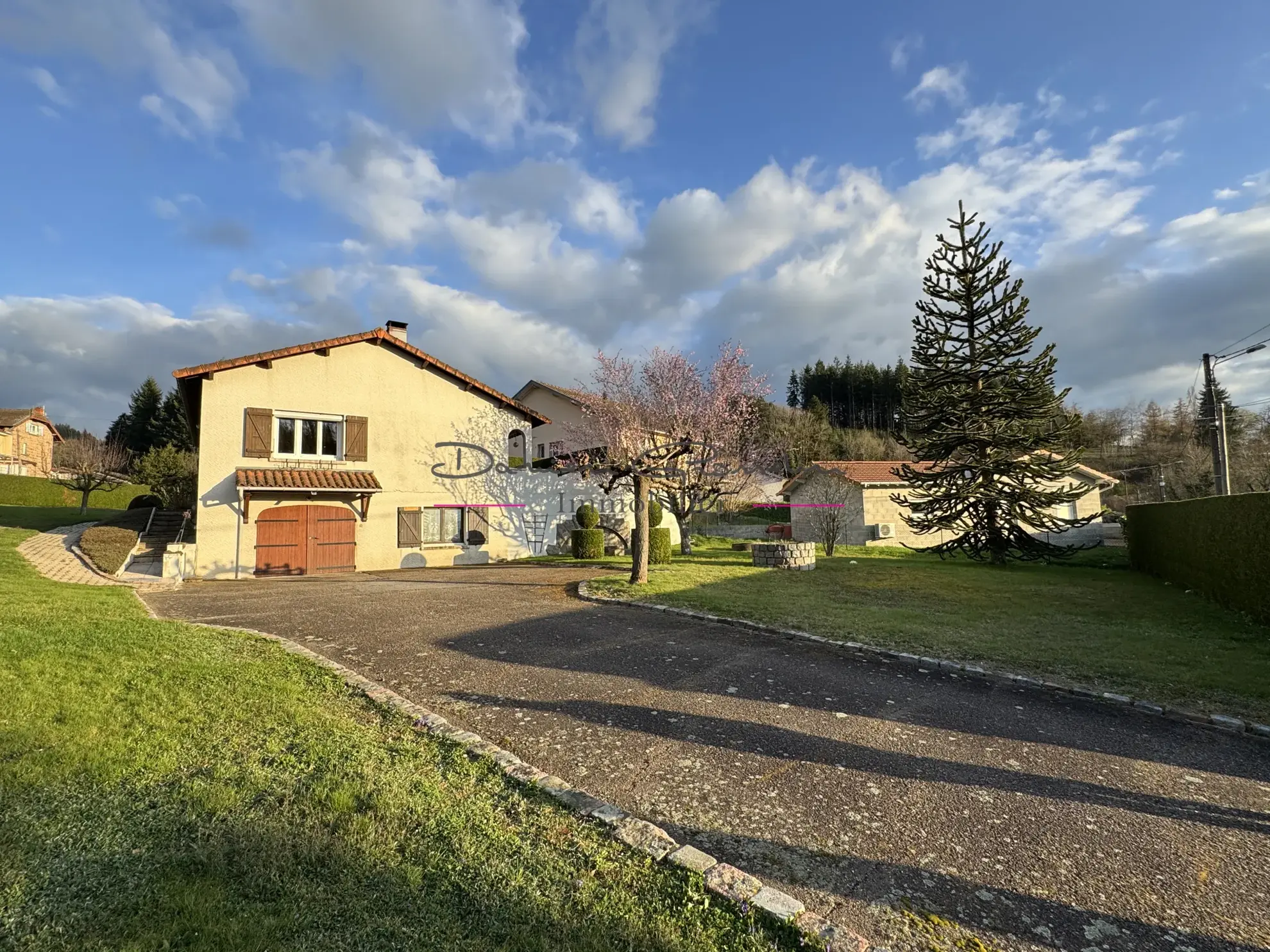 Villa familiale avec terrain de 1414 m² à Cours-la-Ville 