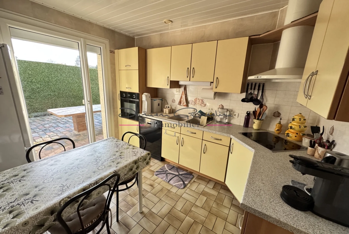 Villa familiale avec terrain de 1414 m² à Cours-la-Ville 