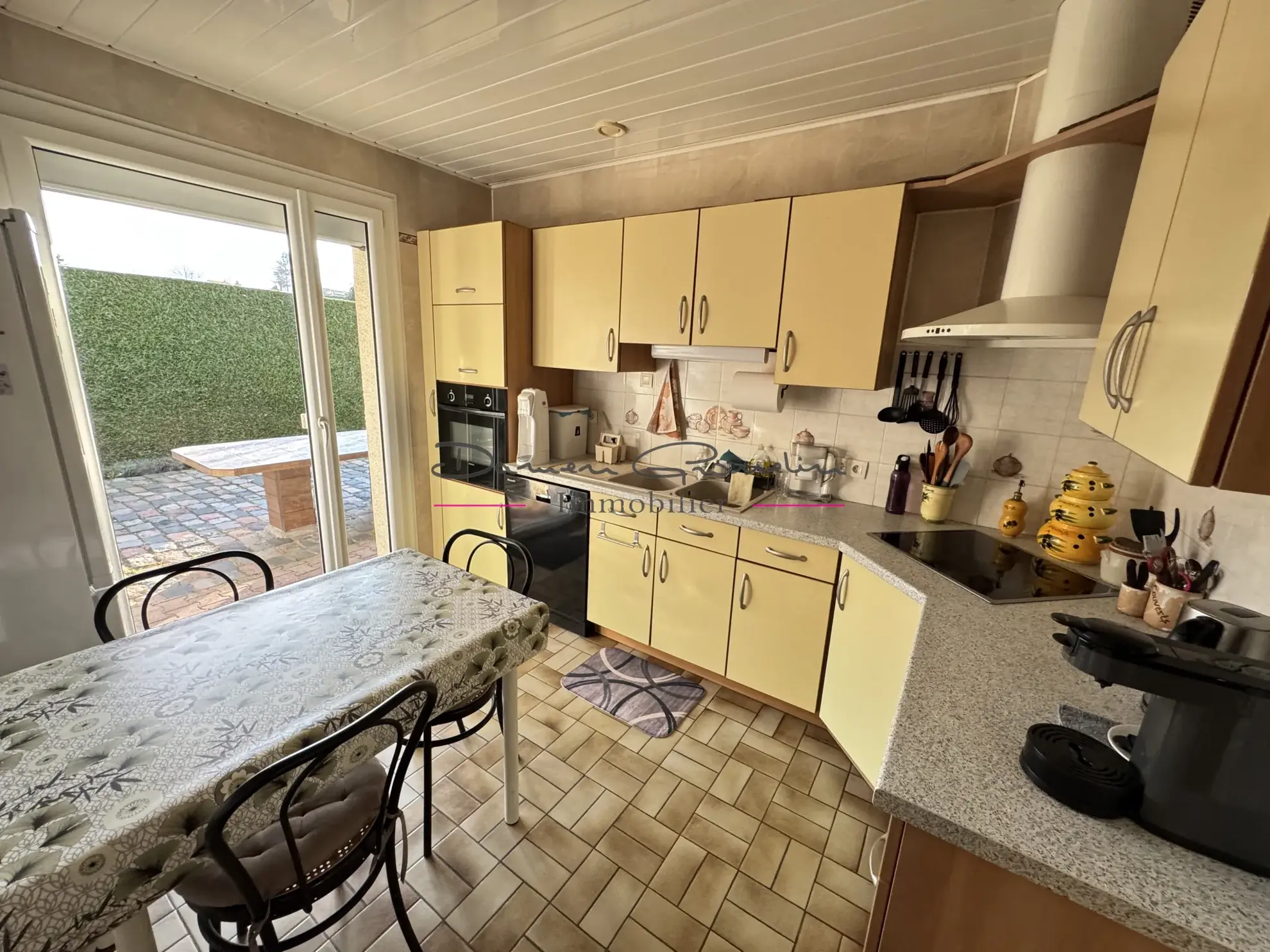 Villa familiale avec terrain de 1414 m² à Cours-la-Ville 