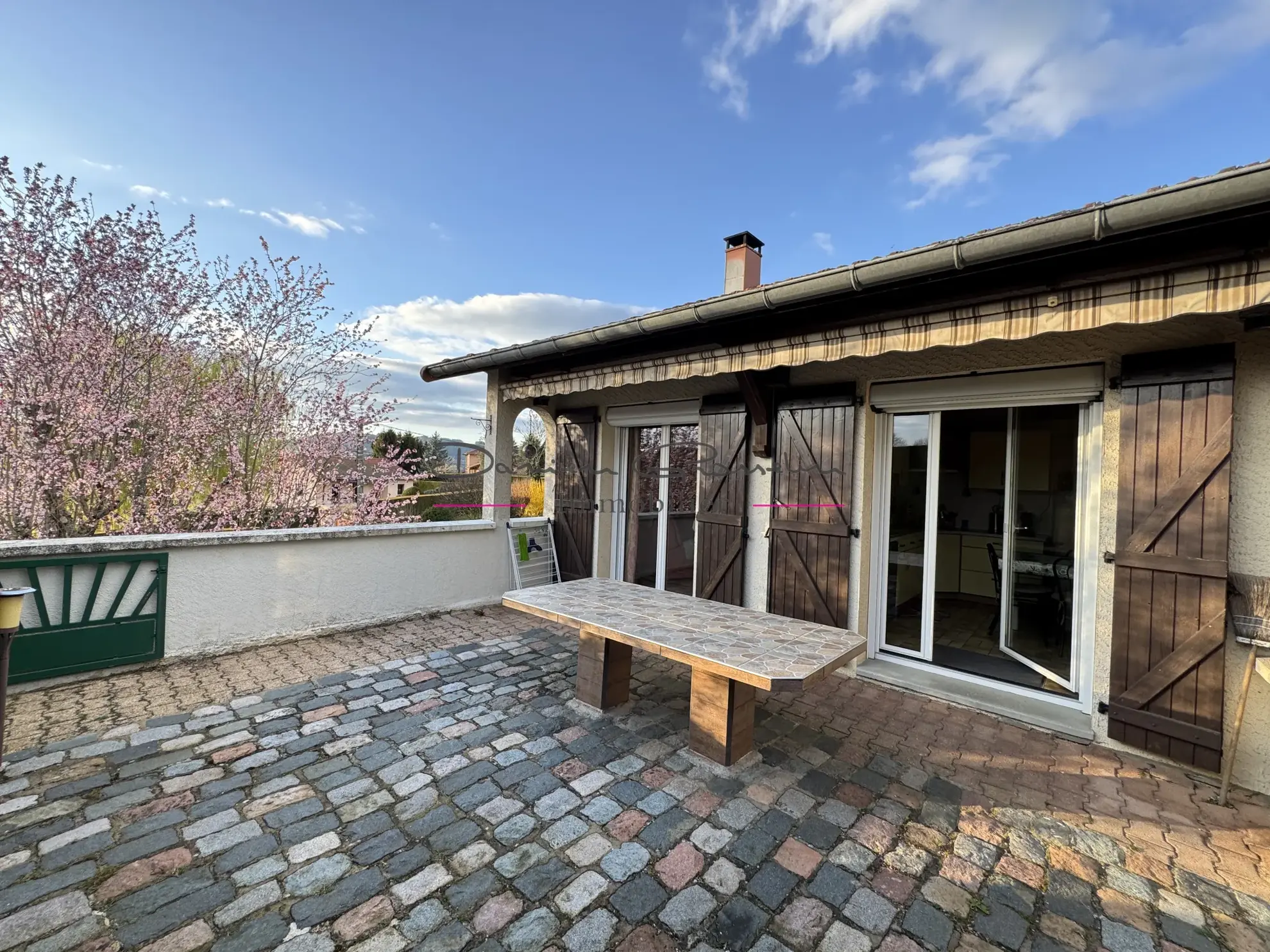Villa familiale avec terrain de 1414 m² à Cours-la-Ville 