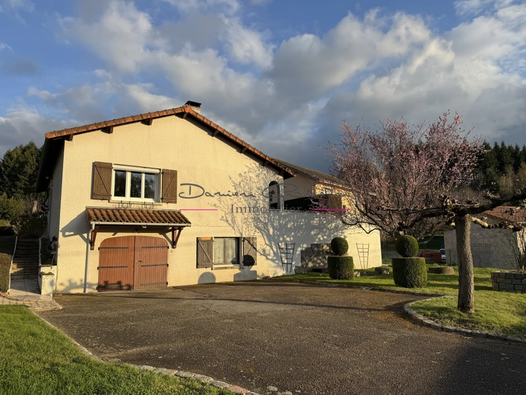 Villa familiale avec terrain de 1414 m² à Cours-la-Ville
