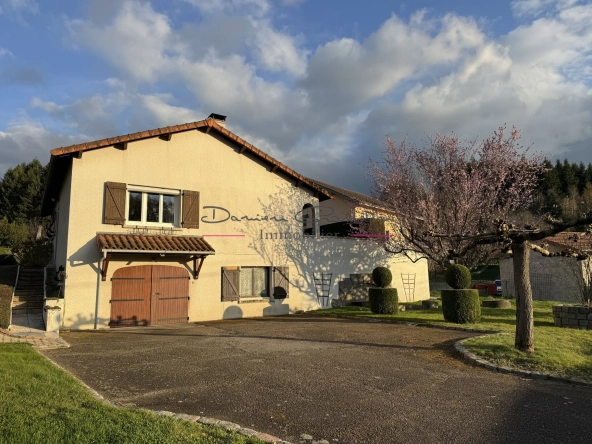 Villa familiale avec terrain de 1414 m² à Cours-la-Ville